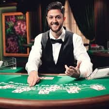 Antarmuka aplikasi batikjitu menampilkan live dealer dan permainan slot